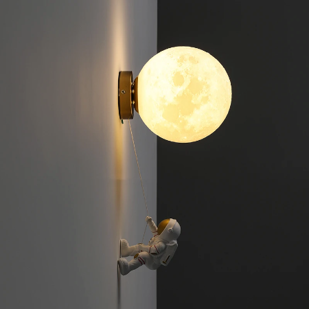 Lampe murale Astronaute grimpant vers la Lune