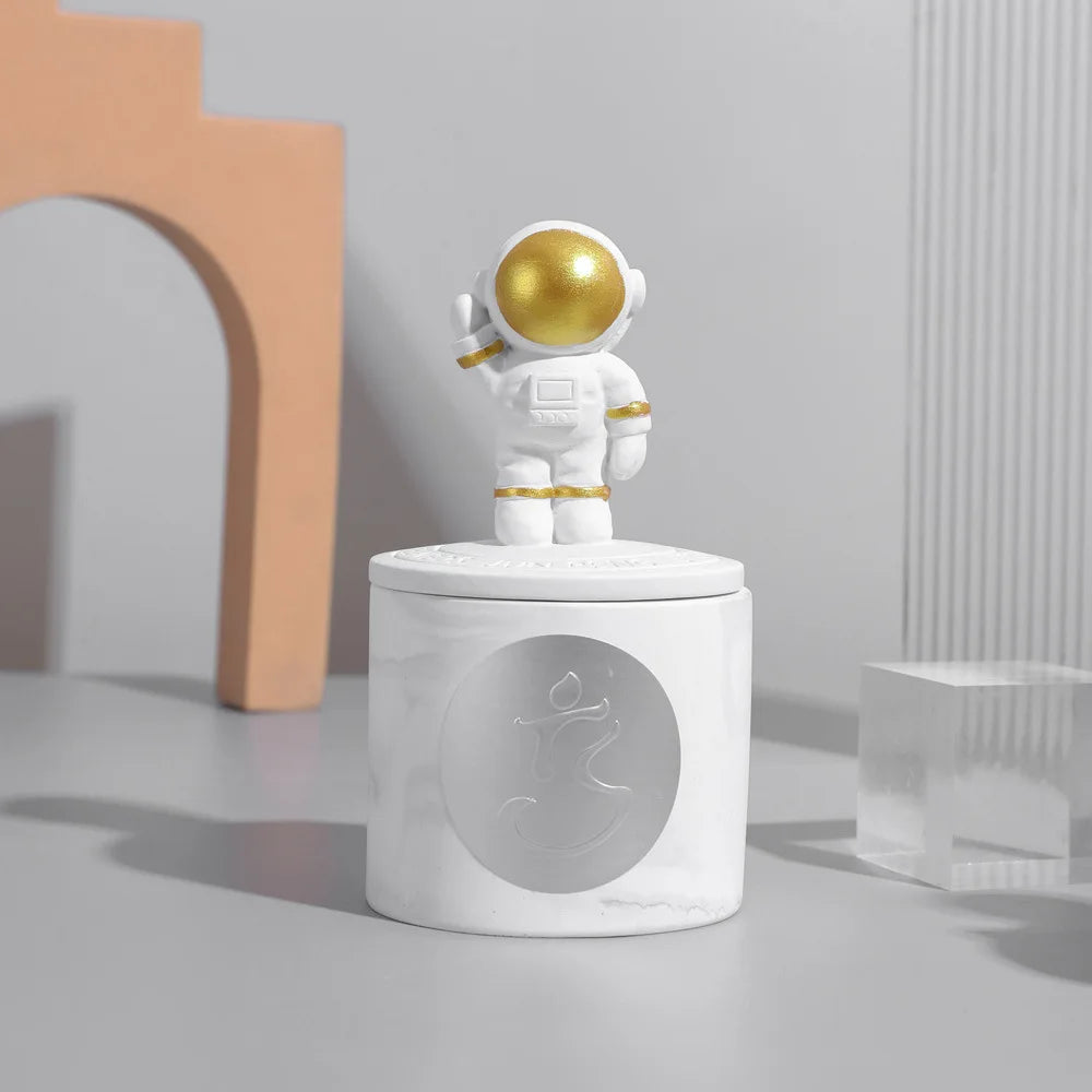 bougie blanche avec statue astronaute