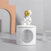 bougie en pot avec figurine astronaute méditation