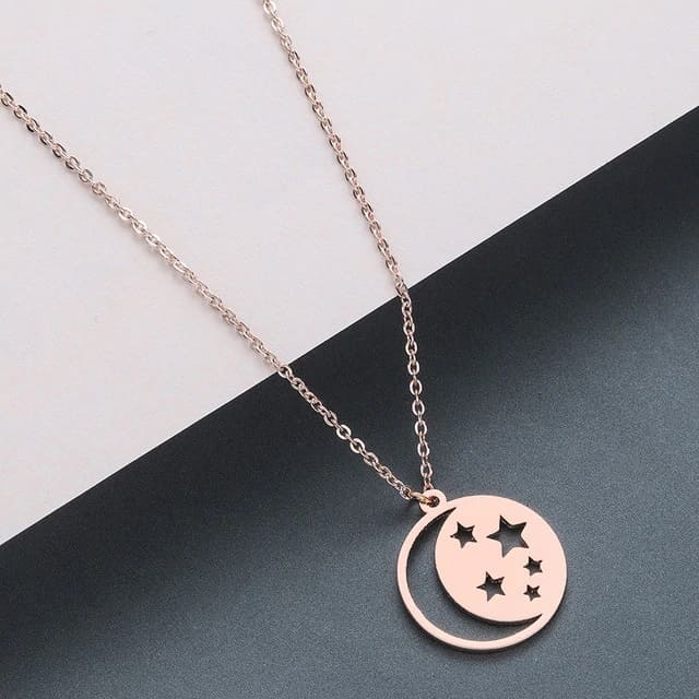 Collier décoré d'une Lune et d'Étoiles